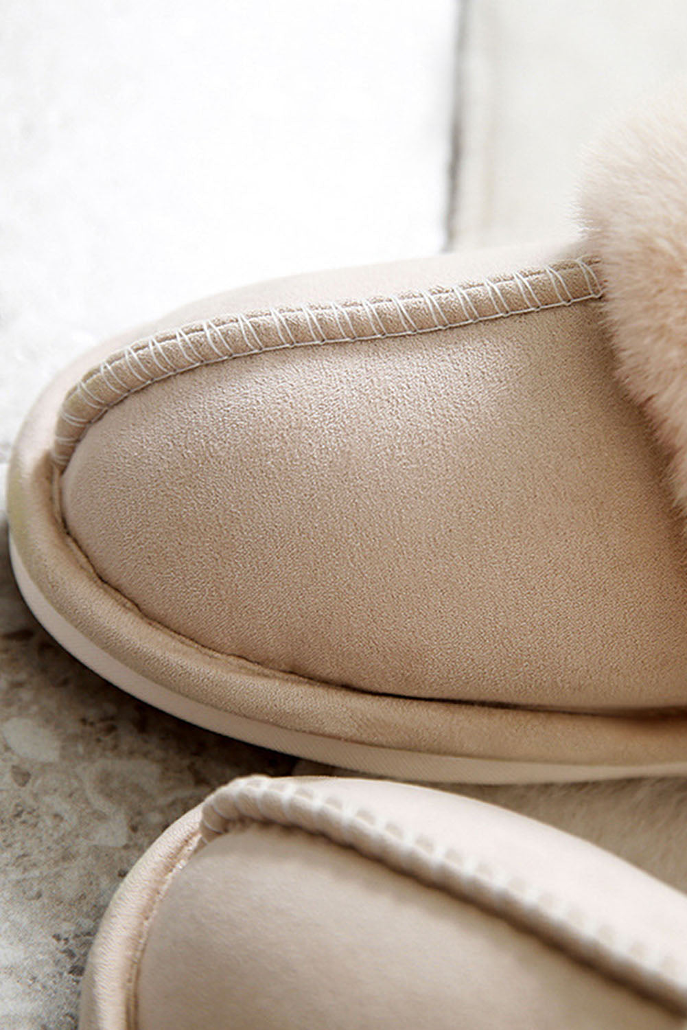 Pantuflas de gamuza sintética con forro de felpa, cortadas y cosidas, de color caqui