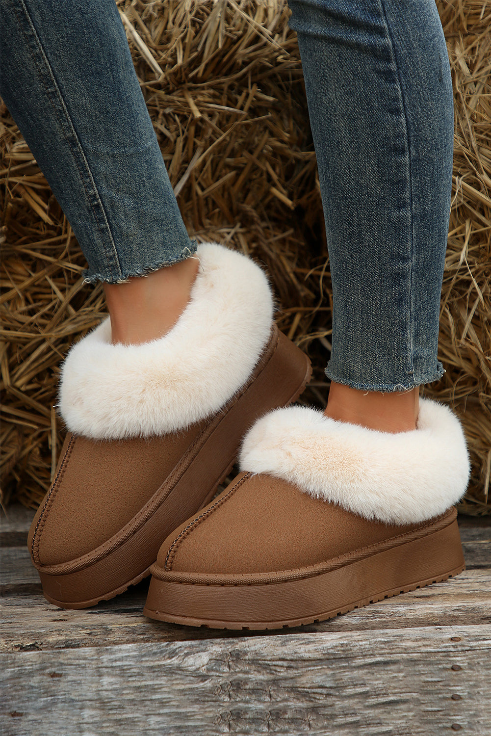 Botas de nieve planas con suela gruesa y ribete de gamuza afelpada de color castaño