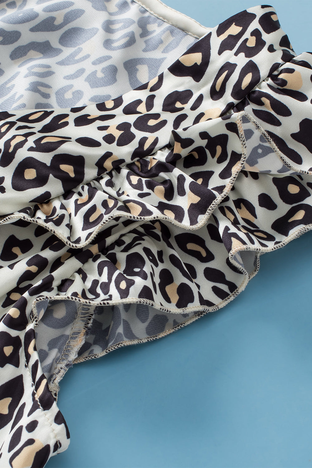 Blusa con volantes y parches de leopardo en color albaricoque