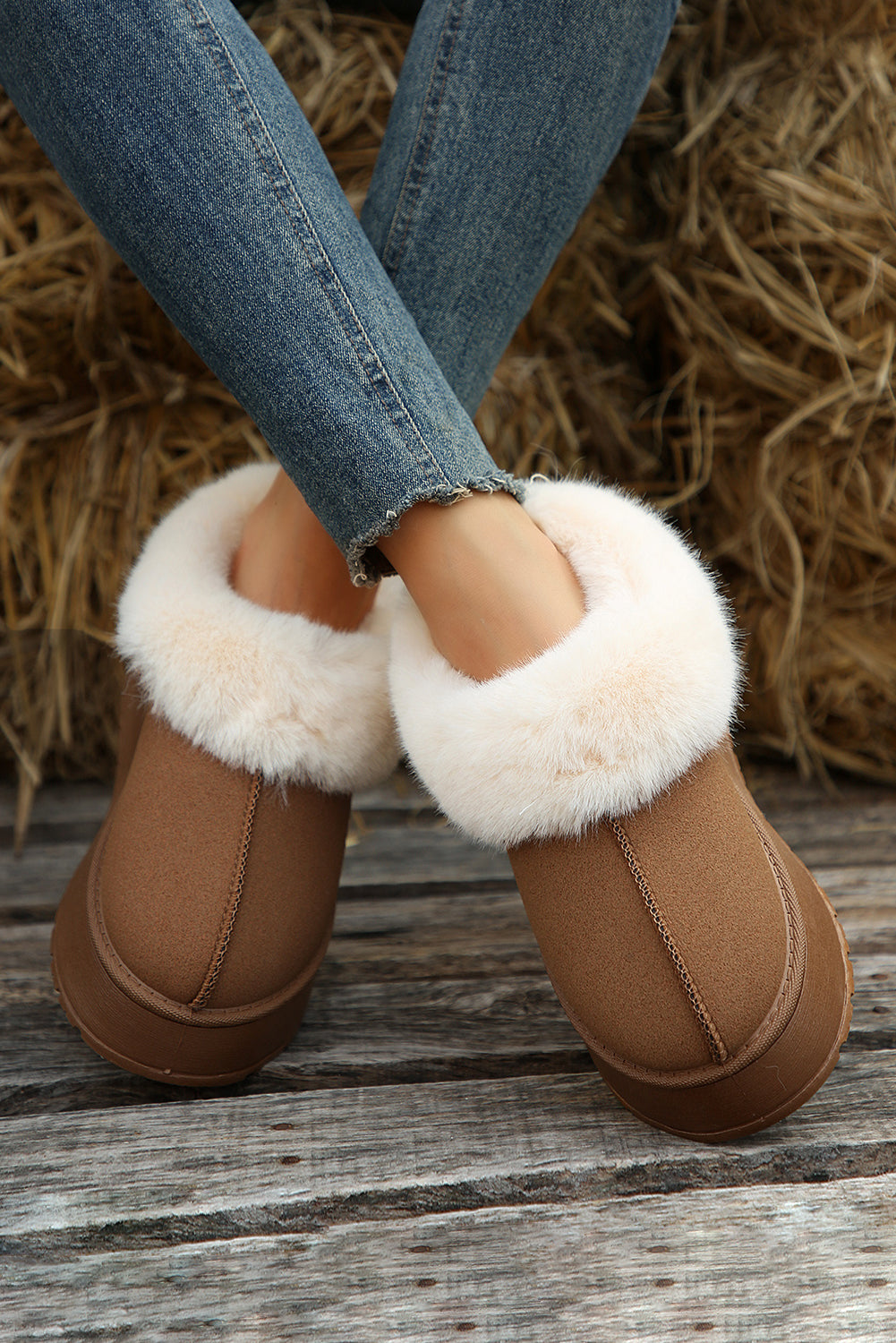 Botas de nieve planas con suela gruesa y ribete de gamuza afelpada de color castaño