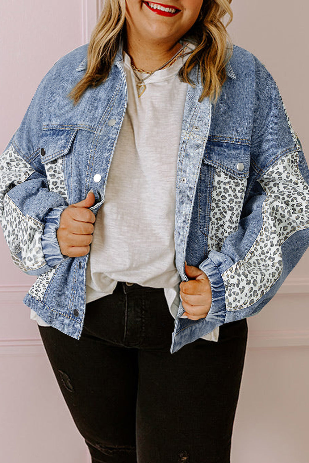 Chaqueta vaquera de talla grande con detalle de solapa y parches de leopardo en azul Beau
