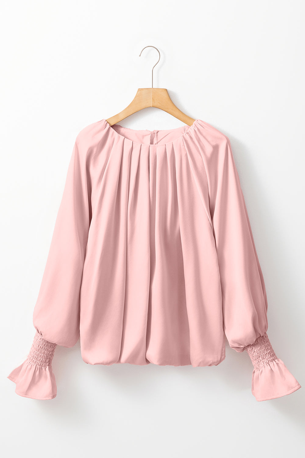 Blusa de satén con cuello redondo, mangas con volantes y pliegues en color rosa albaricoque