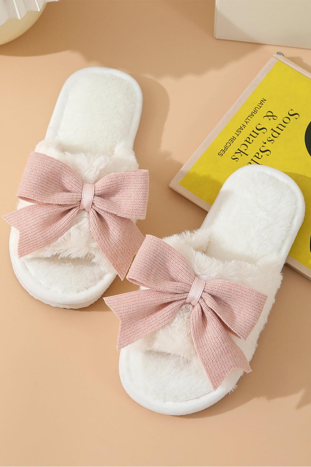 Pantuflas de felpa con punta abierta y decoración de nudo y lazo blanco