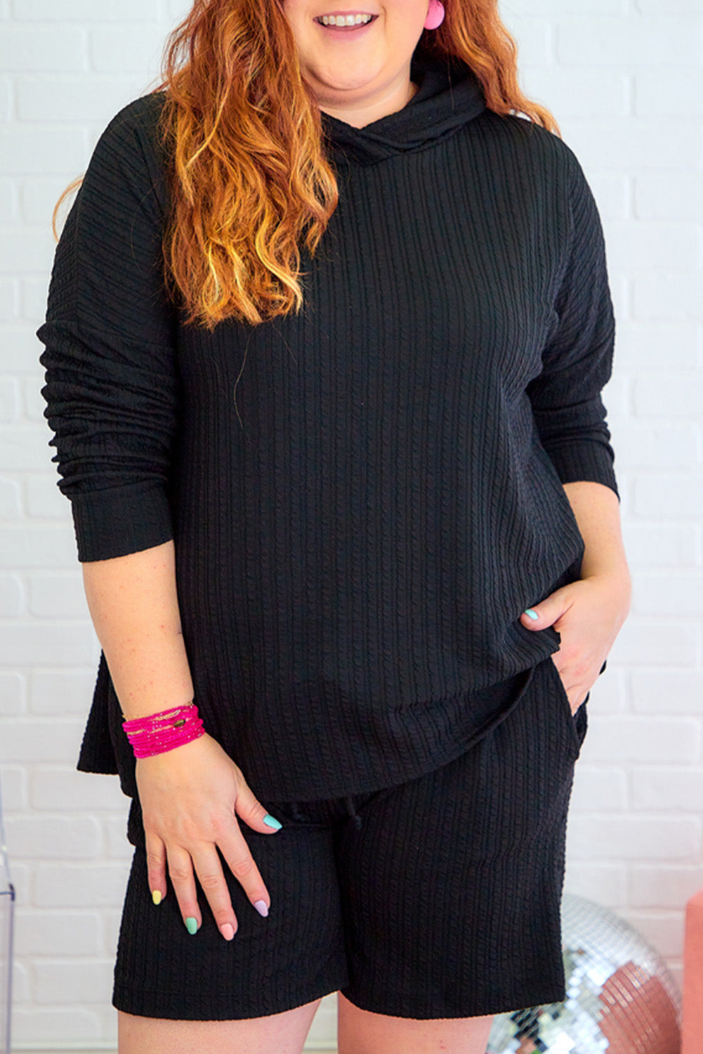 Conjunto de dos piezas de sudadera con capucha y pantalones cortos texturizados negros de talla grande