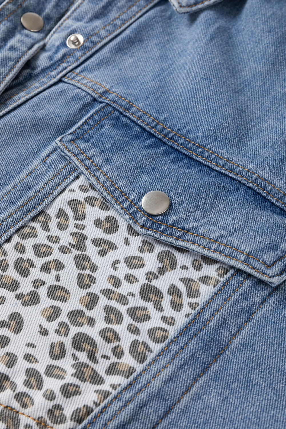 Chaqueta vaquera de talla grande con detalle de solapa y parches de leopardo en azul Beau