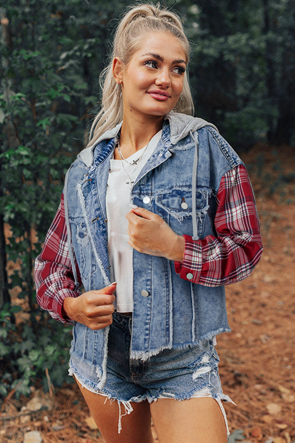 Chaqueta vaquera con capucha y dobladillo sin rematar con estampado de cuadros escoceses de Beau Blue