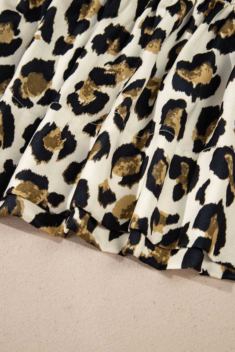 Blusa con peplum y lazo en la parte delantera con mangas abullonadas y estampado de leopardo albaricoque