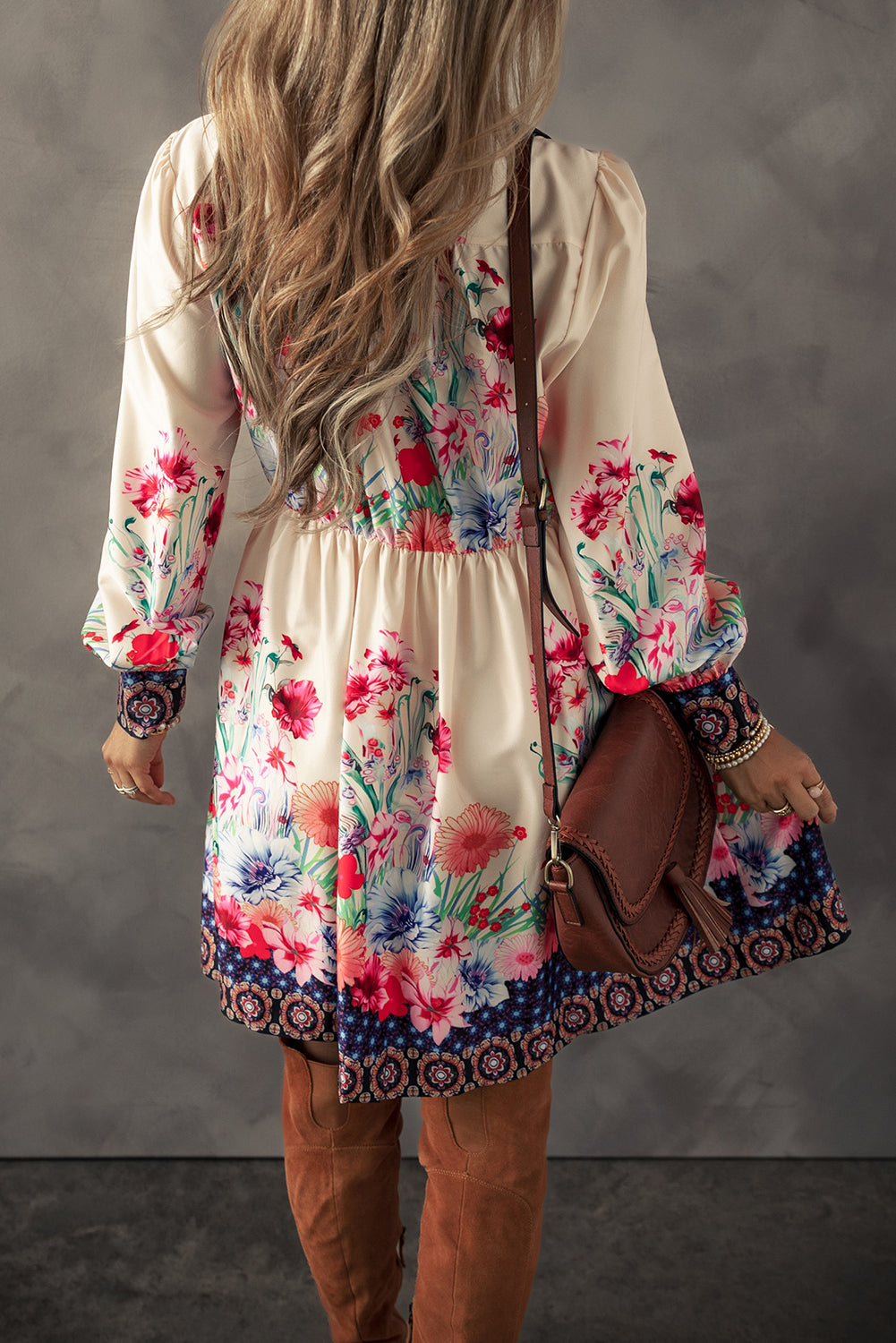 Vestido camisero de cintura alta con botones y estampado floral color albaricoque