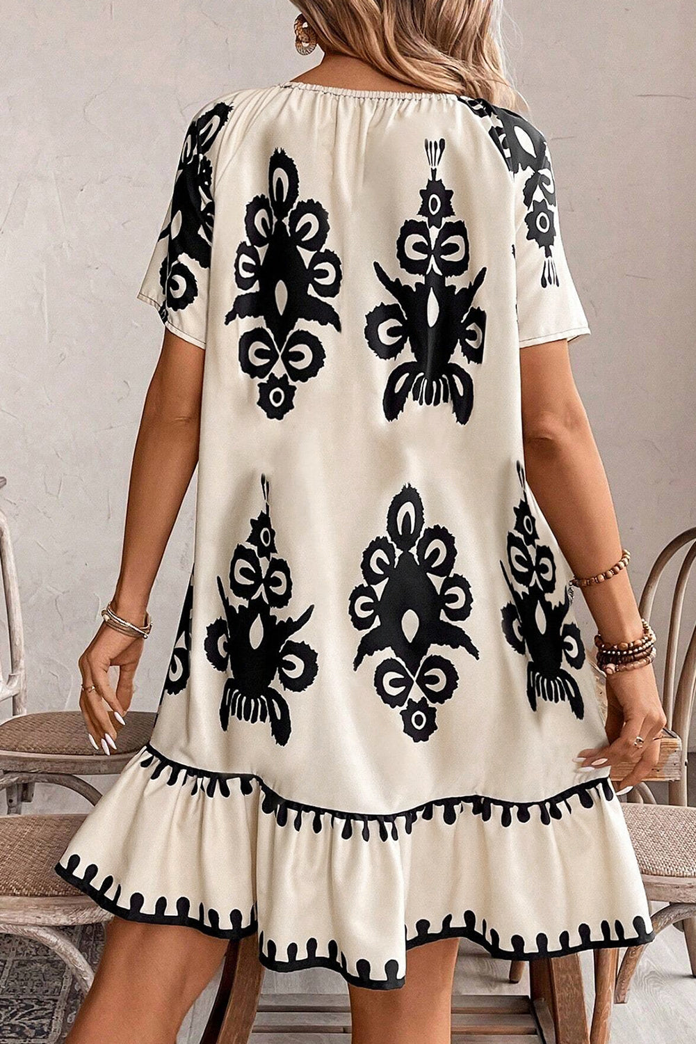 Vestido holgado de manga corta con volantes y estampado occidental en color albaricoque