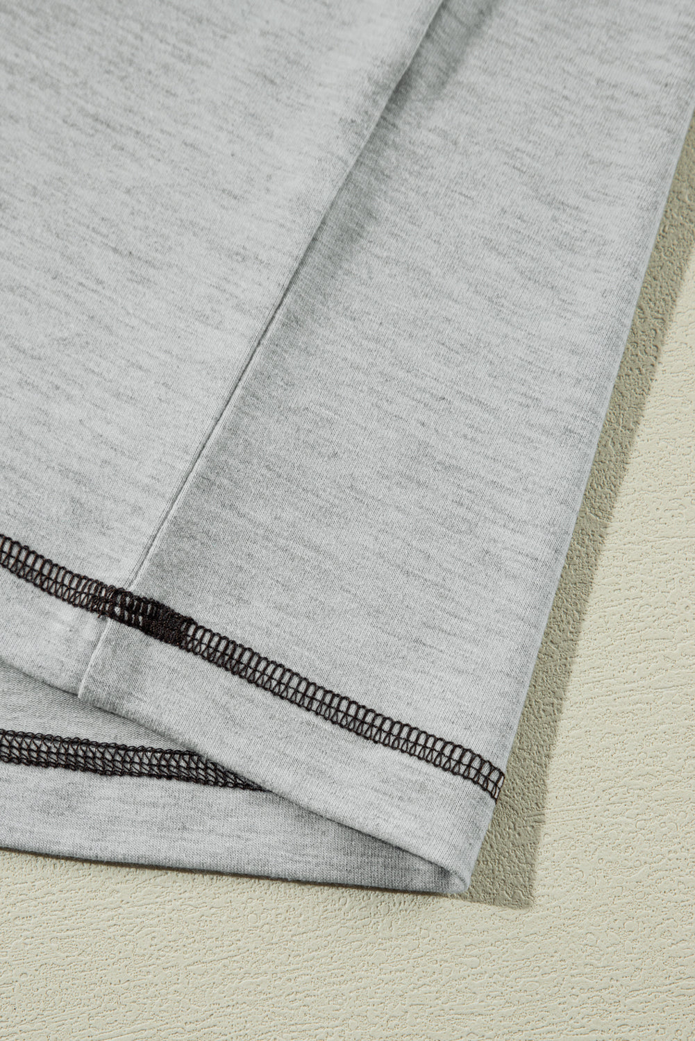 Conjunto de pantalones cortos con mangas con puños y costuras en contraste en gris