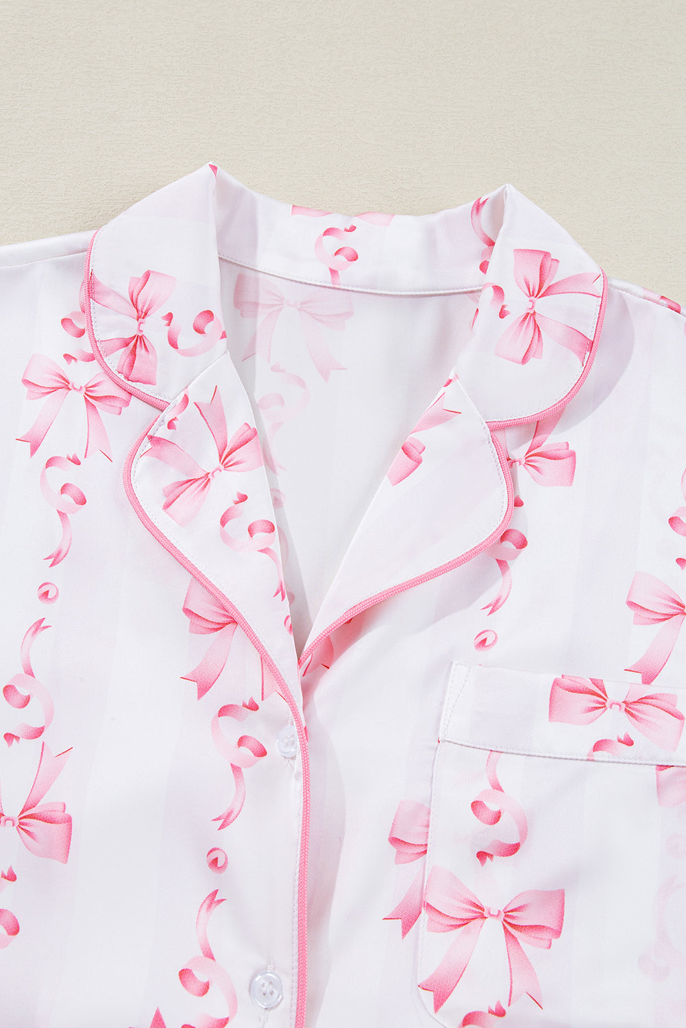 Conjunto de pijama con camisa de manga acampanada y pantalones cortos con volantes con lazo de satén rosa