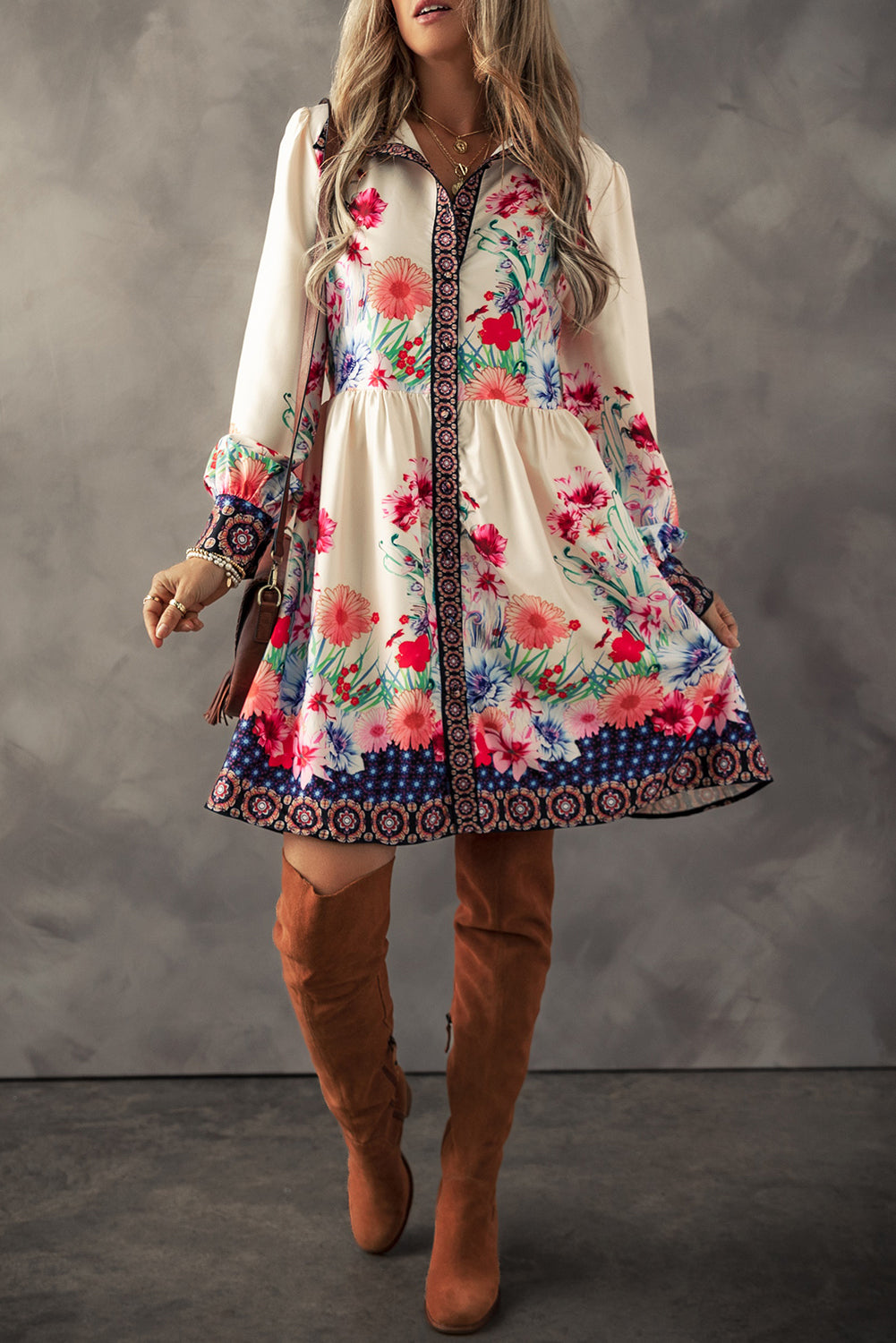 Vestido camisero de cintura alta con botones y estampado floral color albaricoque