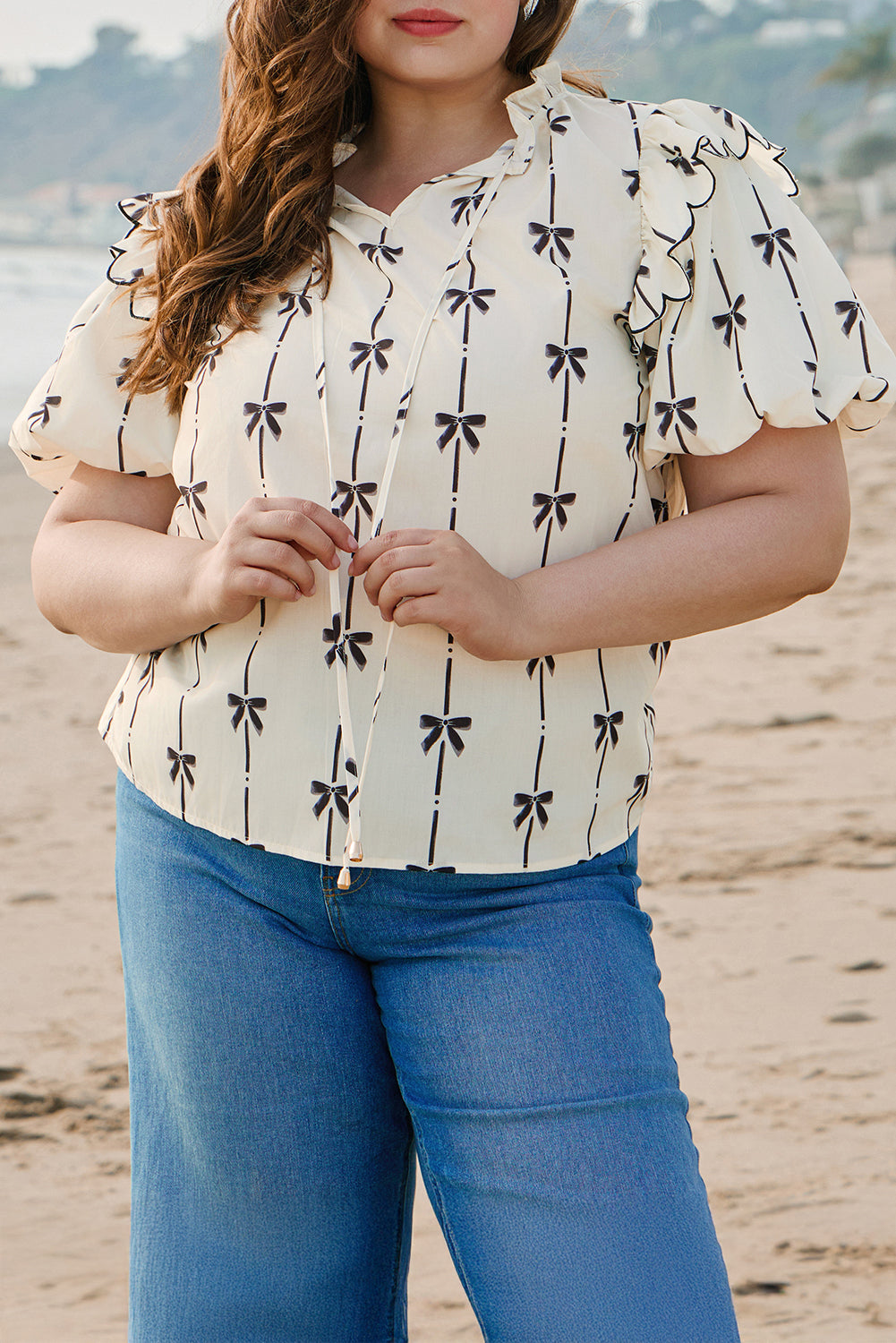 Blusa con cuello con muescas, mangas abullonadas, volantes y estampado de lazo de albaricoque en talla grande