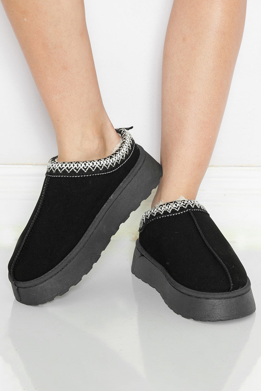 Botas de nieve con forro de felpa y gamuza con estampado en contraste negro