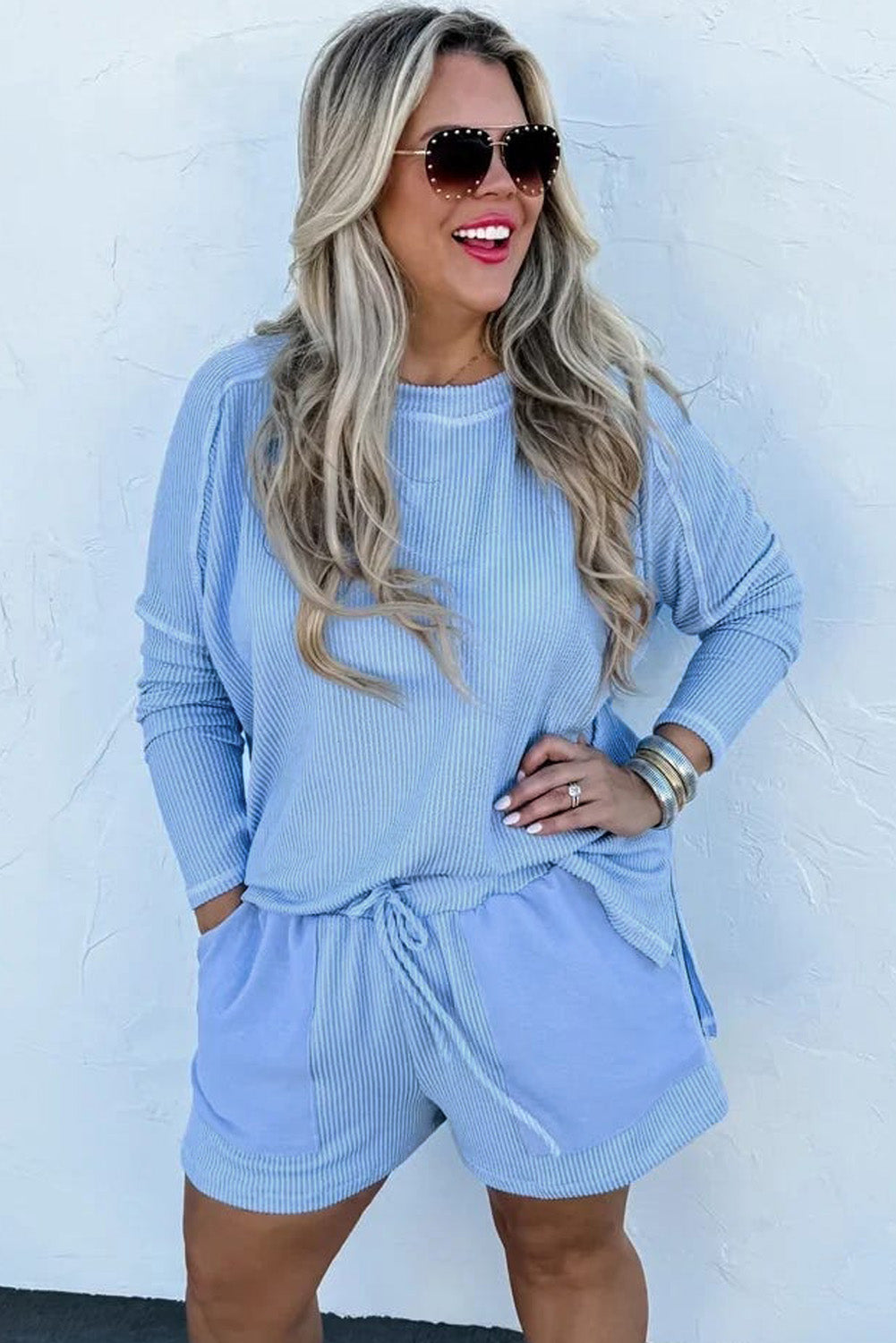 Conjunto de camiseta de manga larga acanalada y pantalones cortos con cordón en azul claro de talla grande