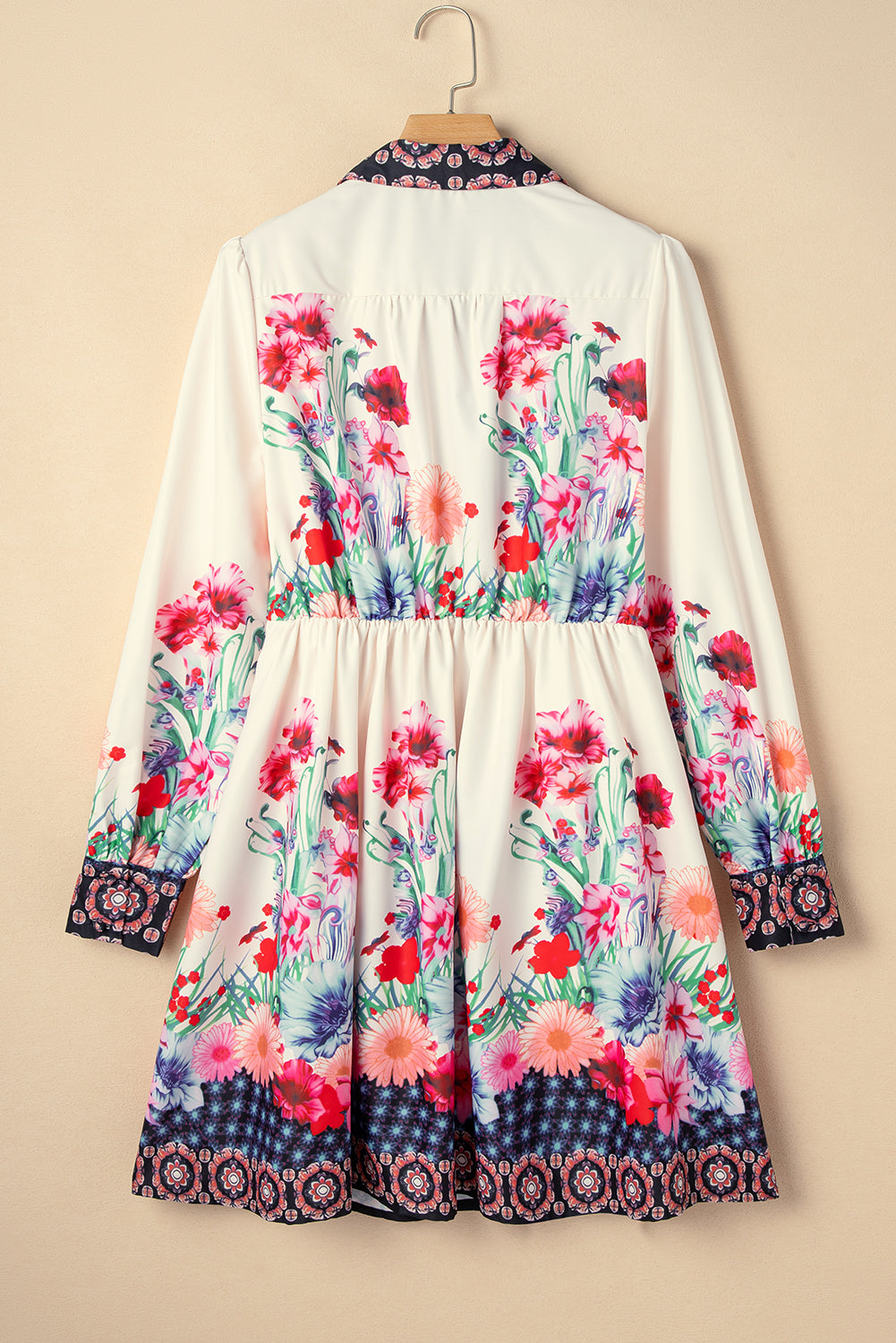 Vestido camisero de cintura alta con botones y estampado floral color albaricoque