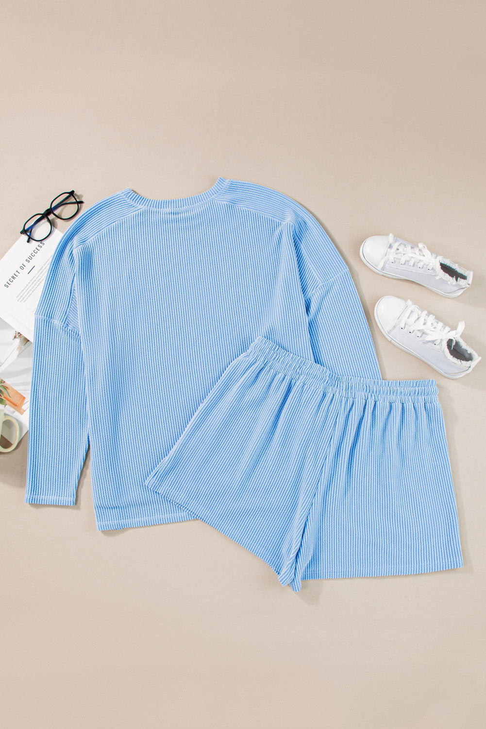 Conjunto de camiseta de manga larga acanalada y pantalones cortos con cordón en azul claro de talla grande