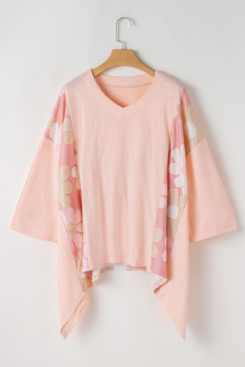 Blusa de corte alto y bajo con costuras expuestas y parches de flores en color rosa albaricoque y talla grande