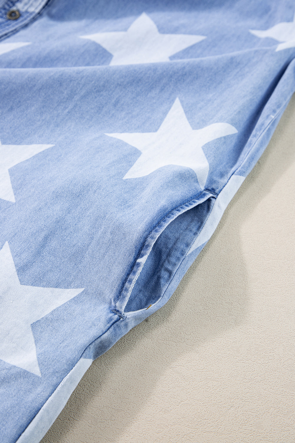 Vestido vaquero de manga corta con cuello, dobladillo deshilachado y estrellas en color azul cielo