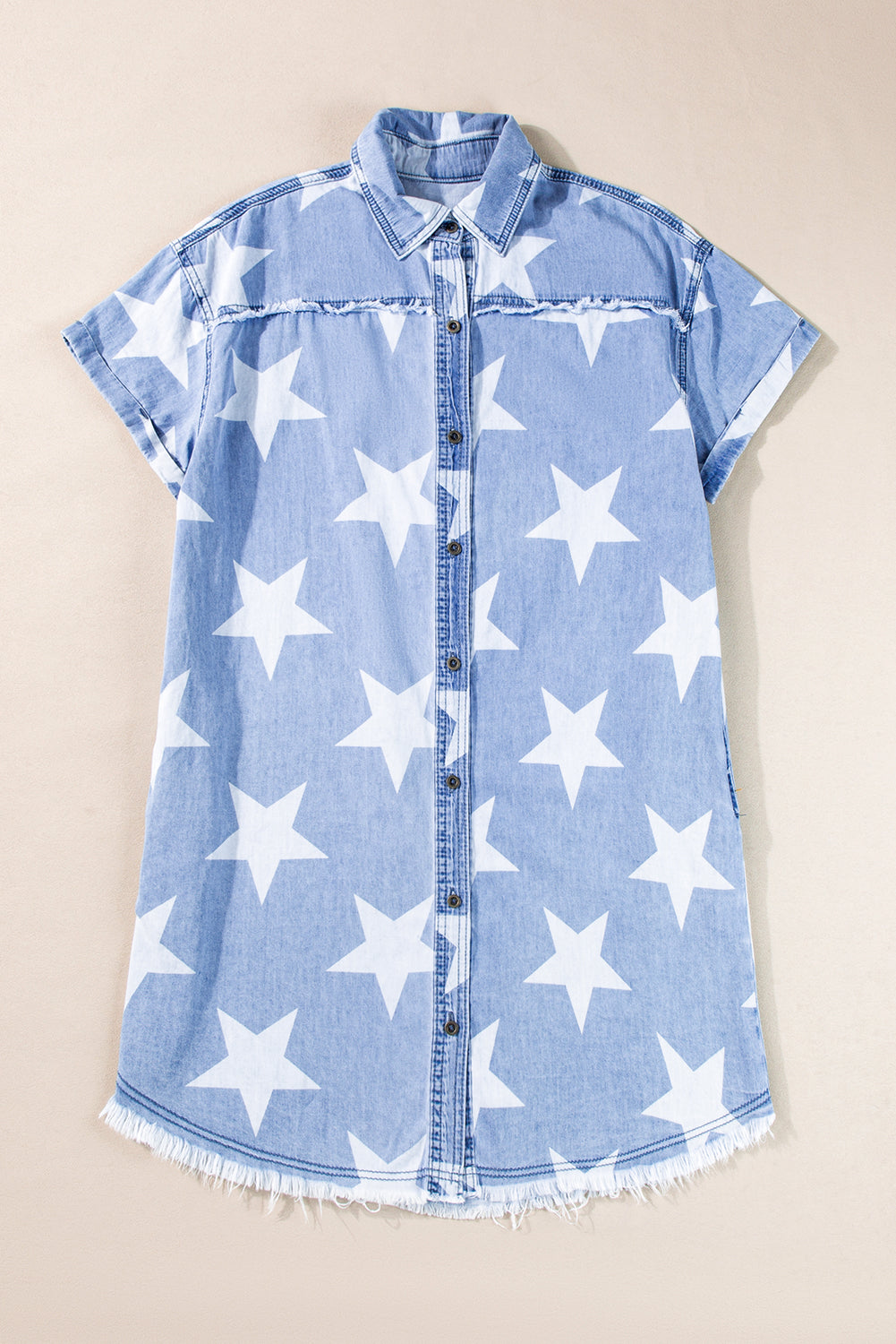 Vestido vaquero de manga corta con cuello, dobladillo deshilachado y estrellas en color azul cielo