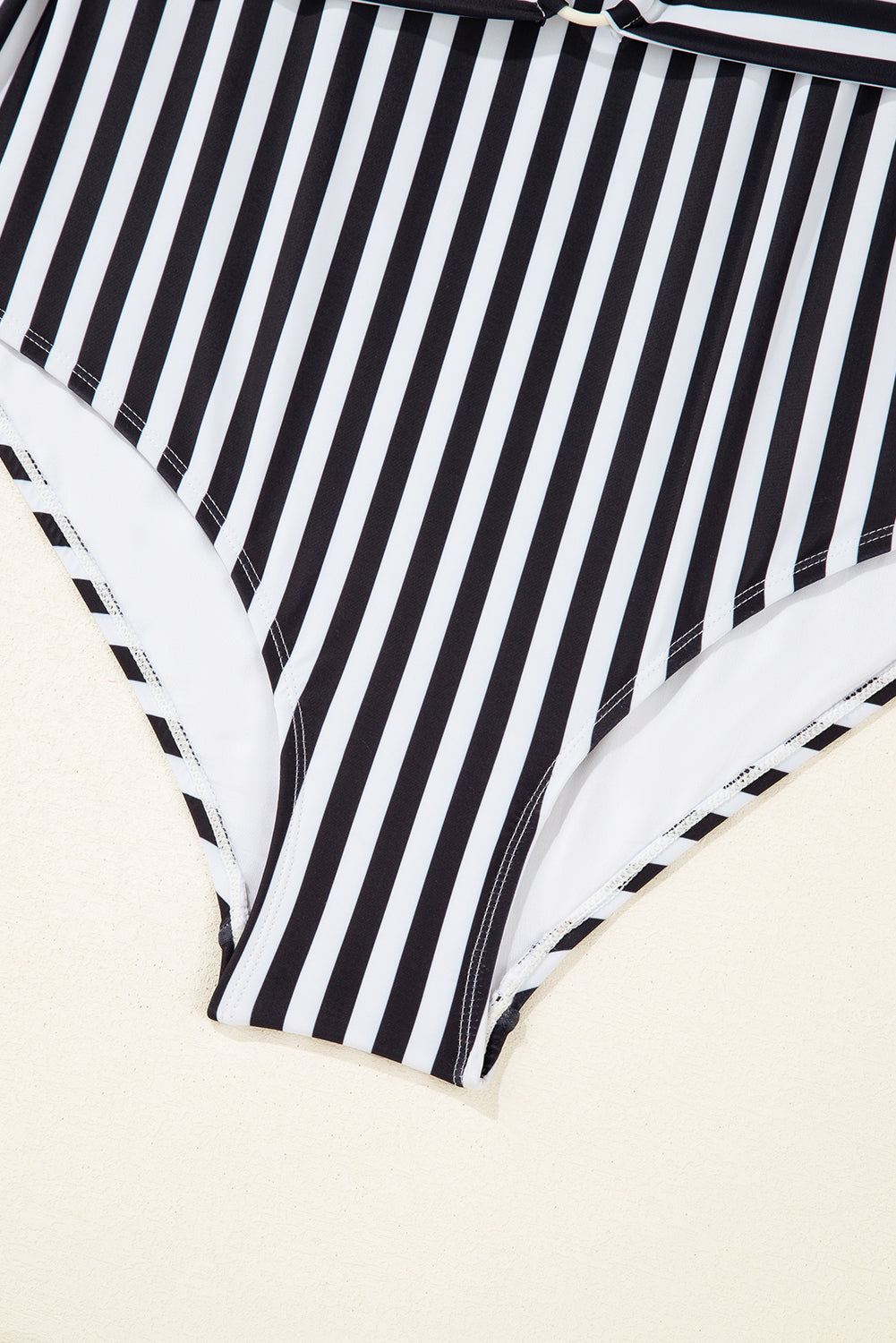 Traje de baño de una pieza con aros en la cintura y tiras anudadas de rayas negras de talla grande
