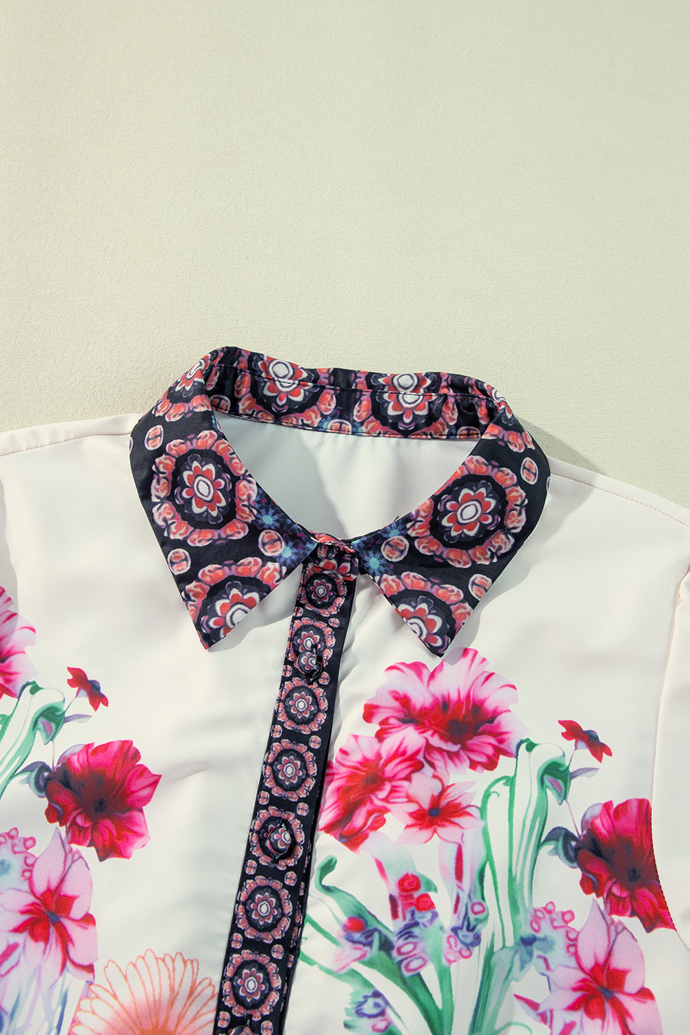 Vestido camisero de cintura alta con botones y estampado floral color albaricoque