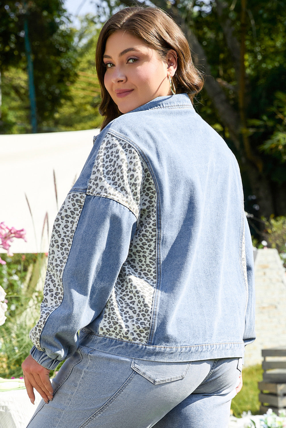 Chaqueta vaquera de talla grande con detalle de solapa y parches de leopardo en azul Beau