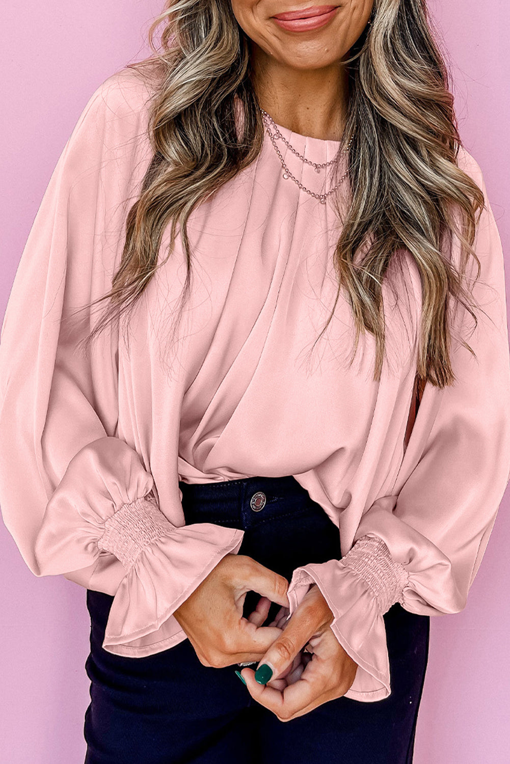 Blusa de satén con cuello redondo, mangas con volantes y pliegues en color rosa albaricoque
