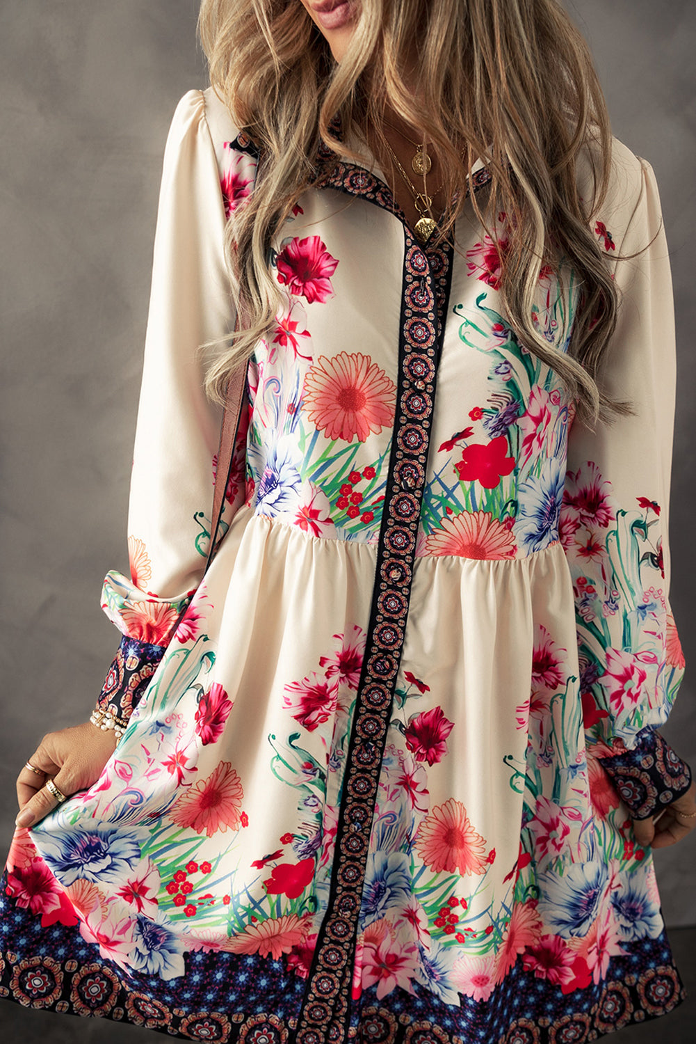 Vestido camisero de cintura alta con botones y estampado floral color albaricoque