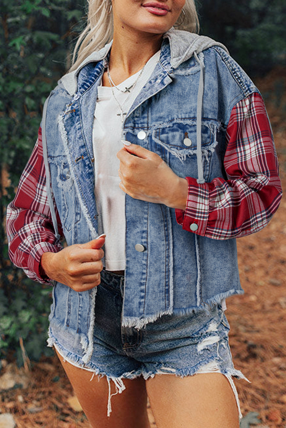 Chaqueta vaquera con capucha y dobladillo sin rematar con estampado de cuadros escoceses de Beau Blue