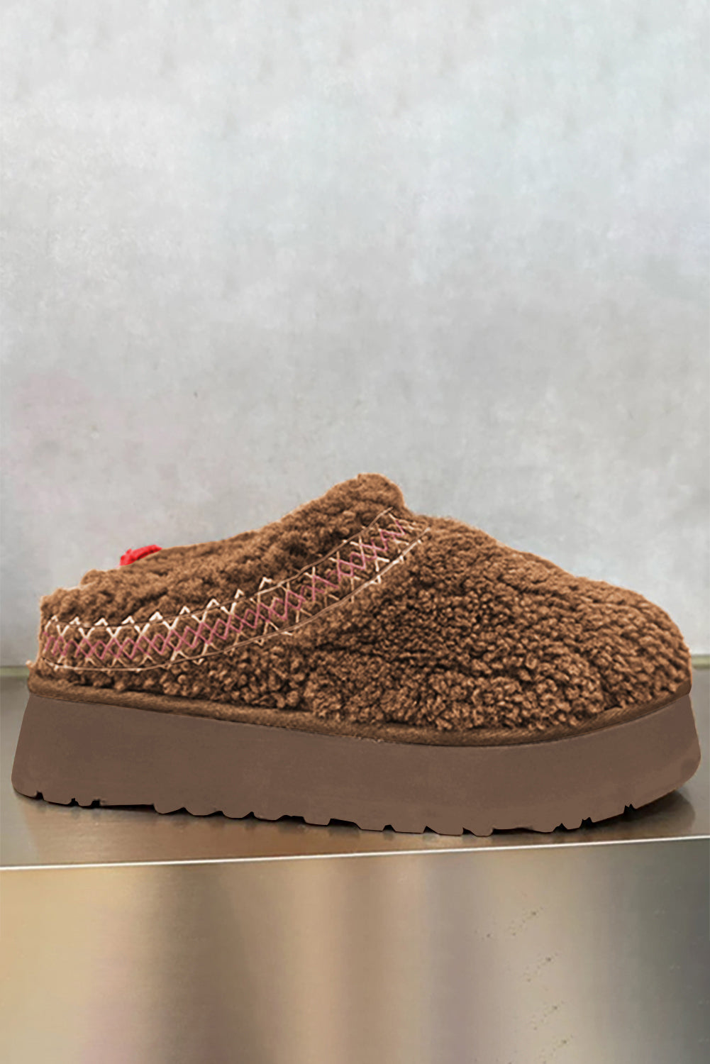 Botas de nieve de suela gruesa con felpa sherpa bordada en castaño