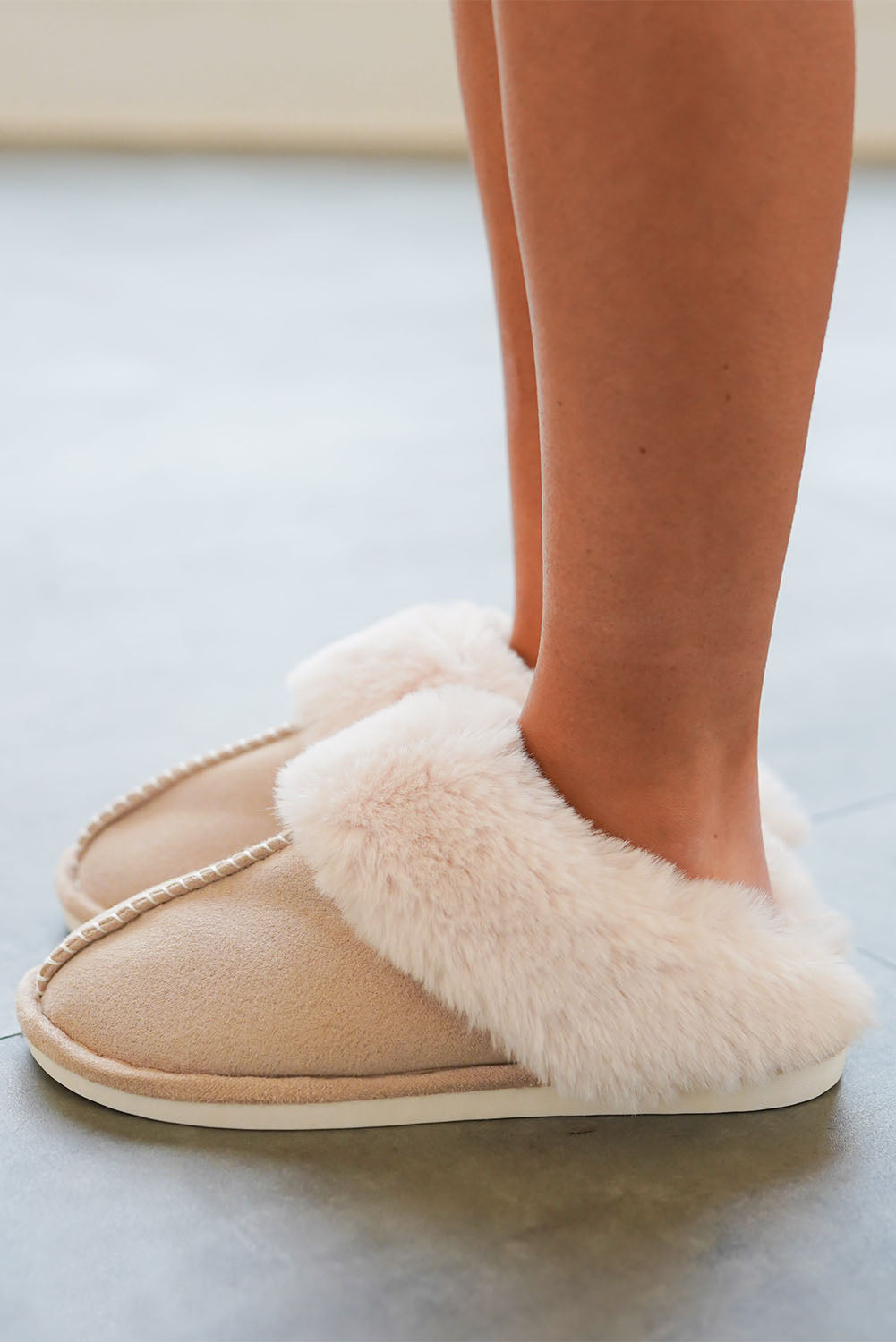 Pantuflas de gamuza sintética con forro de felpa, cortadas y cosidas, de color caqui