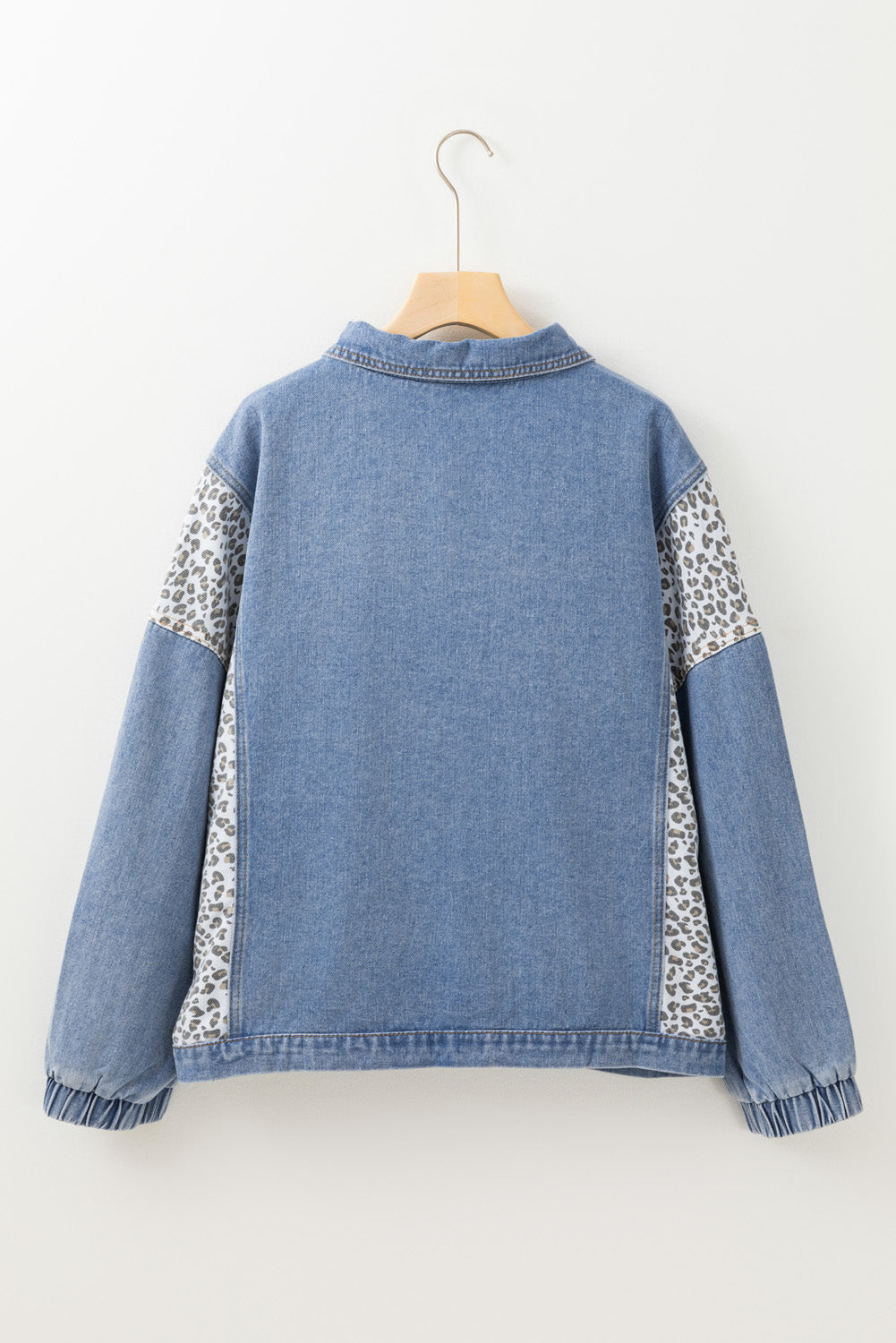 Chaqueta vaquera de talla grande con detalle de solapa y parches de leopardo en azul Beau
