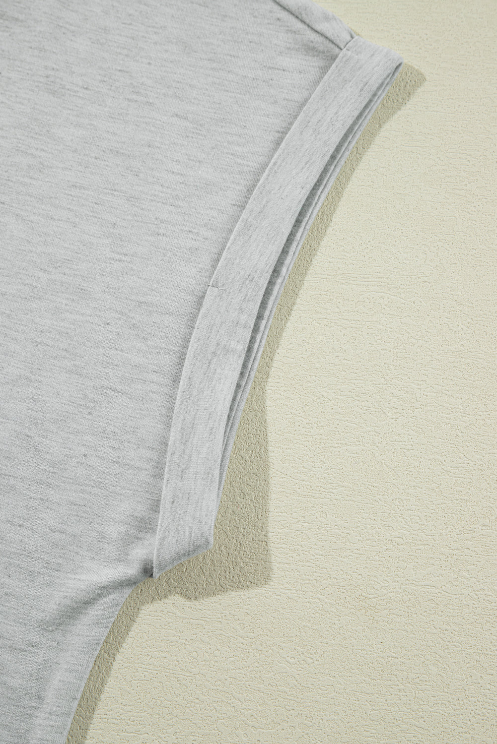 Conjunto de pantalones cortos con mangas con puños y costuras en contraste en gris