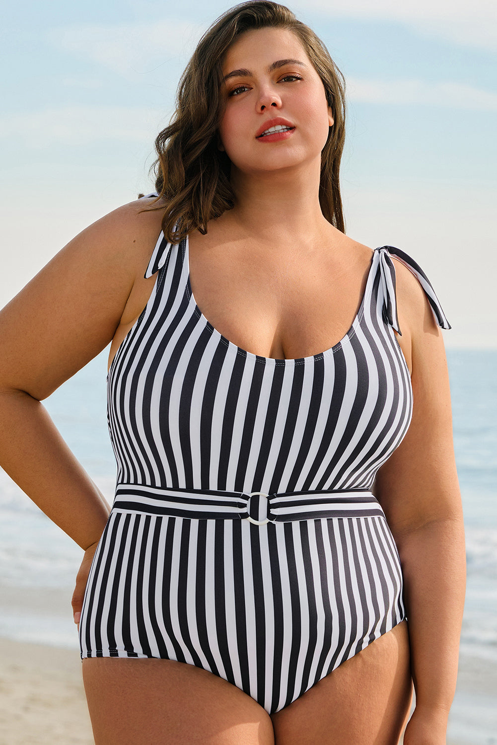 Traje de baño de una pieza con aros en la cintura y tiras anudadas de rayas negras de talla grande