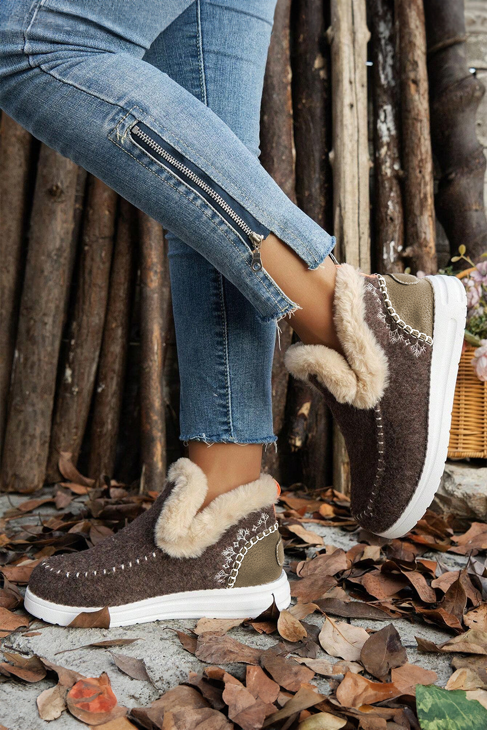 Botas hasta el tobillo con forro de felpa y parches de costura de gamuza color café