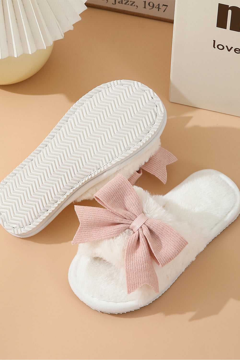 Pantuflas de felpa con punta abierta y decoración de nudo y lazo blanco