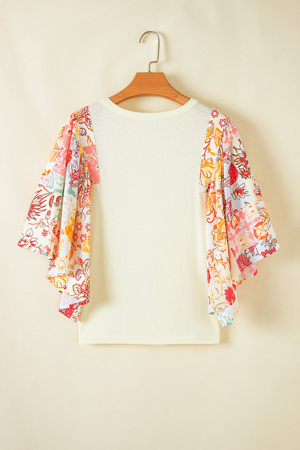 Blusa de media manga de murciélago con patchwork floral beige