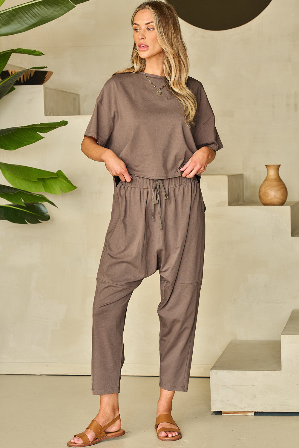 Conjunto de camiseta y pantalón corto de corte alto y bajo Simply Taupe