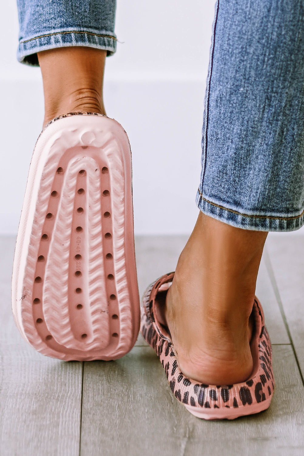 Pantuflas con suela gruesa y estampado de leopardo en color rosa