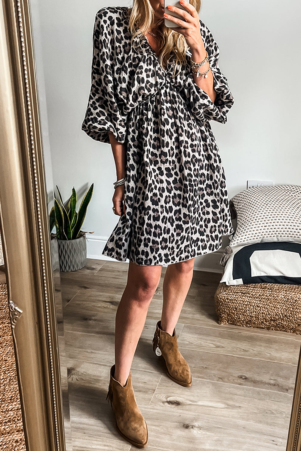 Vestido con escote en V elástico y mangas abullonadas 3/4 con estampado de leopardo negro