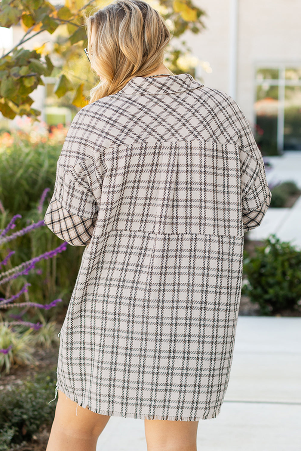 Vestido camisero tipo túnica con dobladillo sin rematar y botones a cuadros de rayas blancas en talla grande