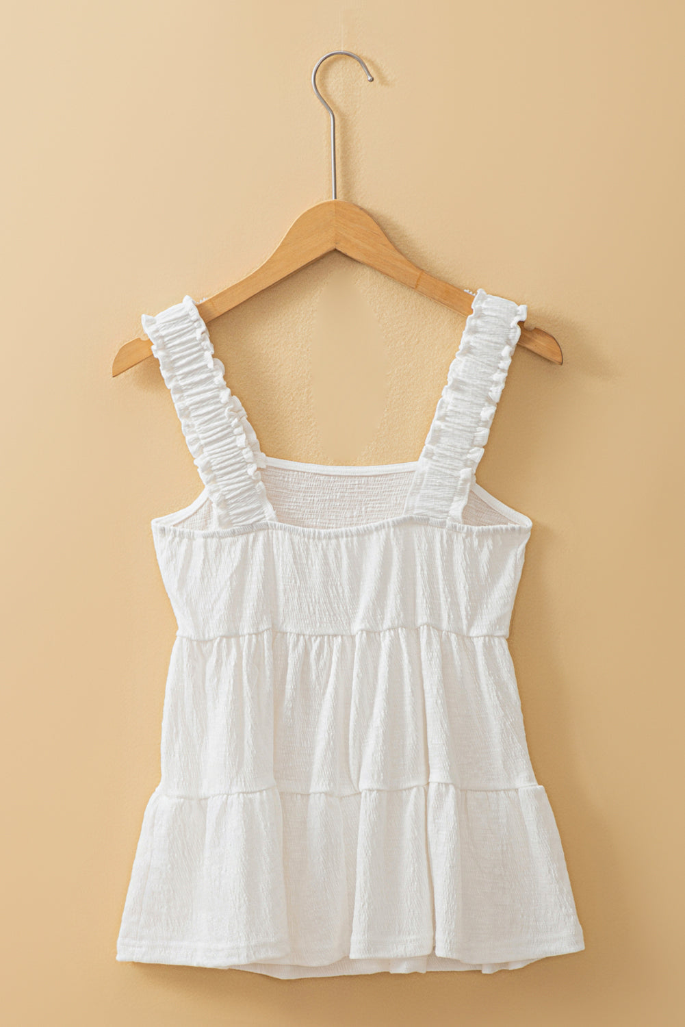 Top tipo babydoll con tirantes fruncidos y fruncido en color blanco