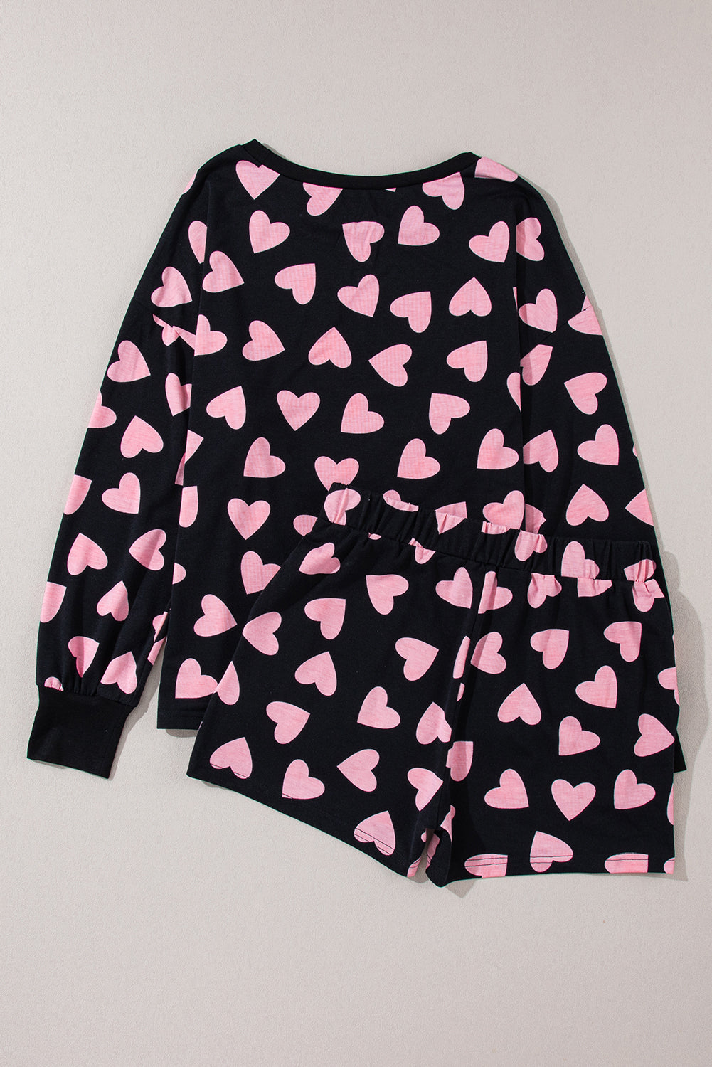 Conjunto de salón con top y pantalones cortos de manga larga y estampado en forma de corazón de San Valentín en color negro