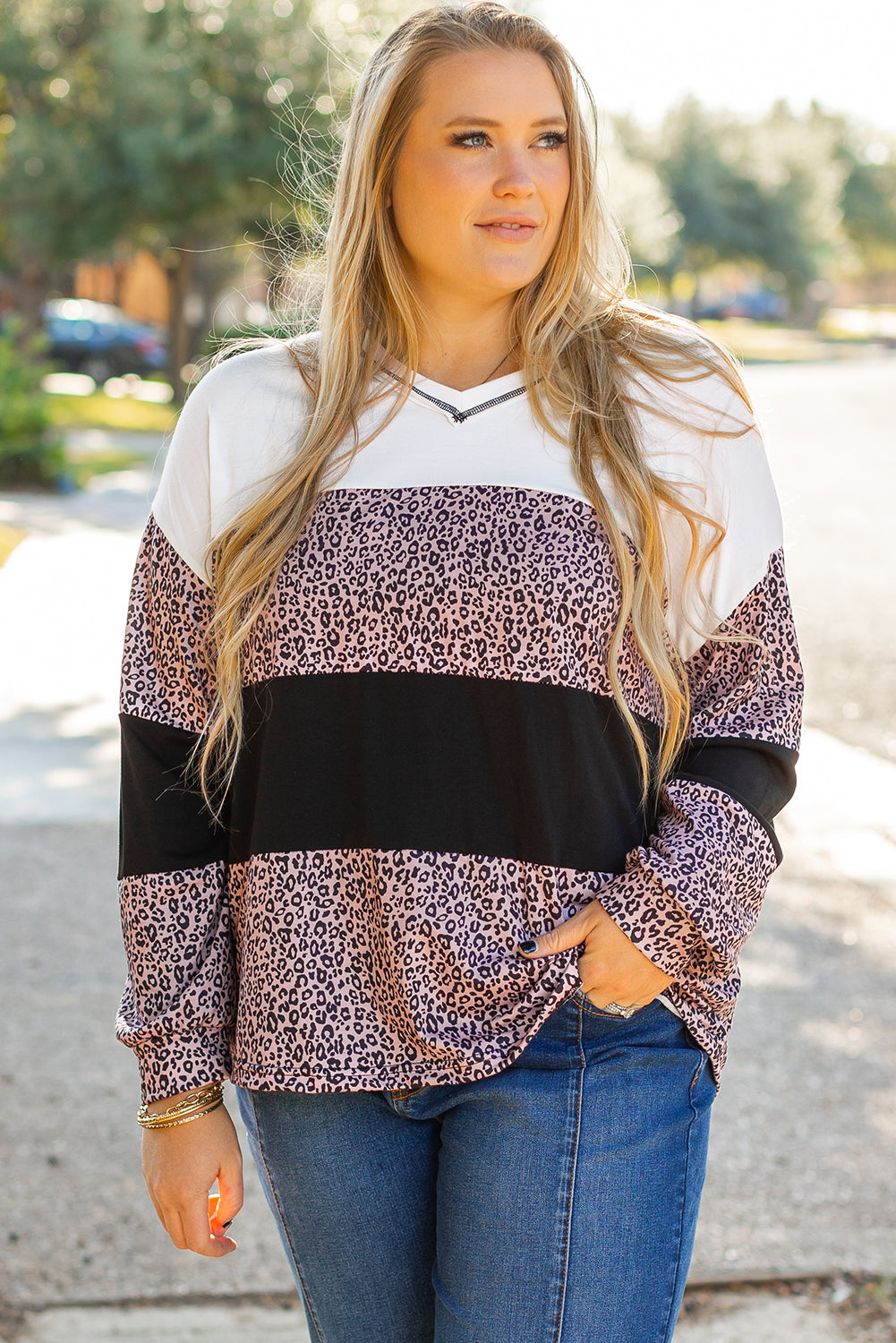 Blusa de talla grande con escote en V, manga larga y estampado de leopardo en negro