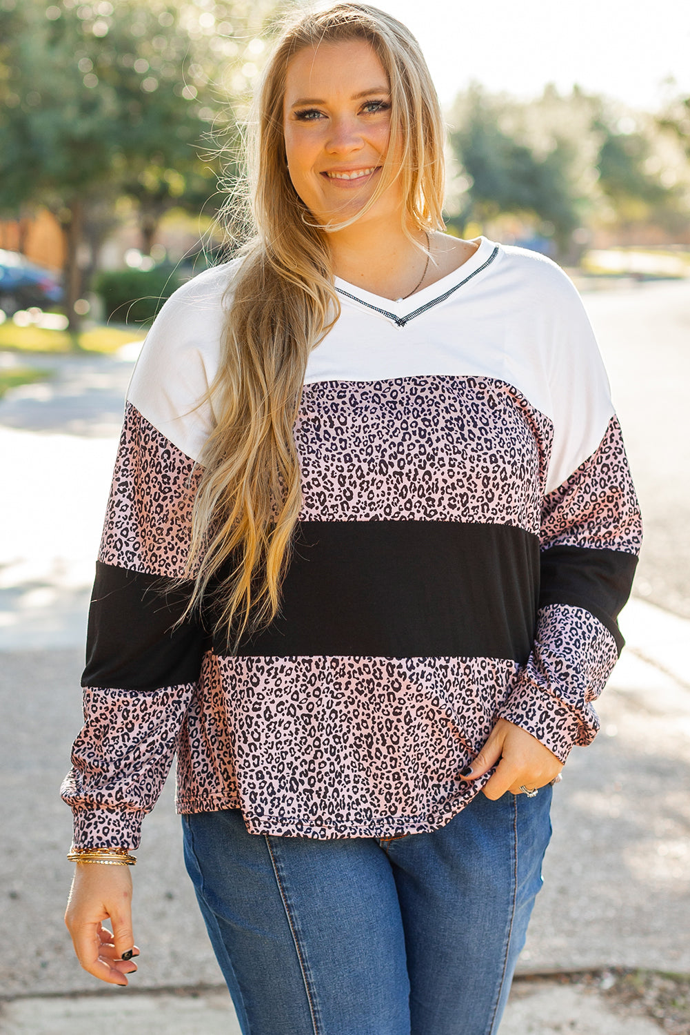 Blusa de talla grande con escote en V, manga larga y estampado de leopardo en negro