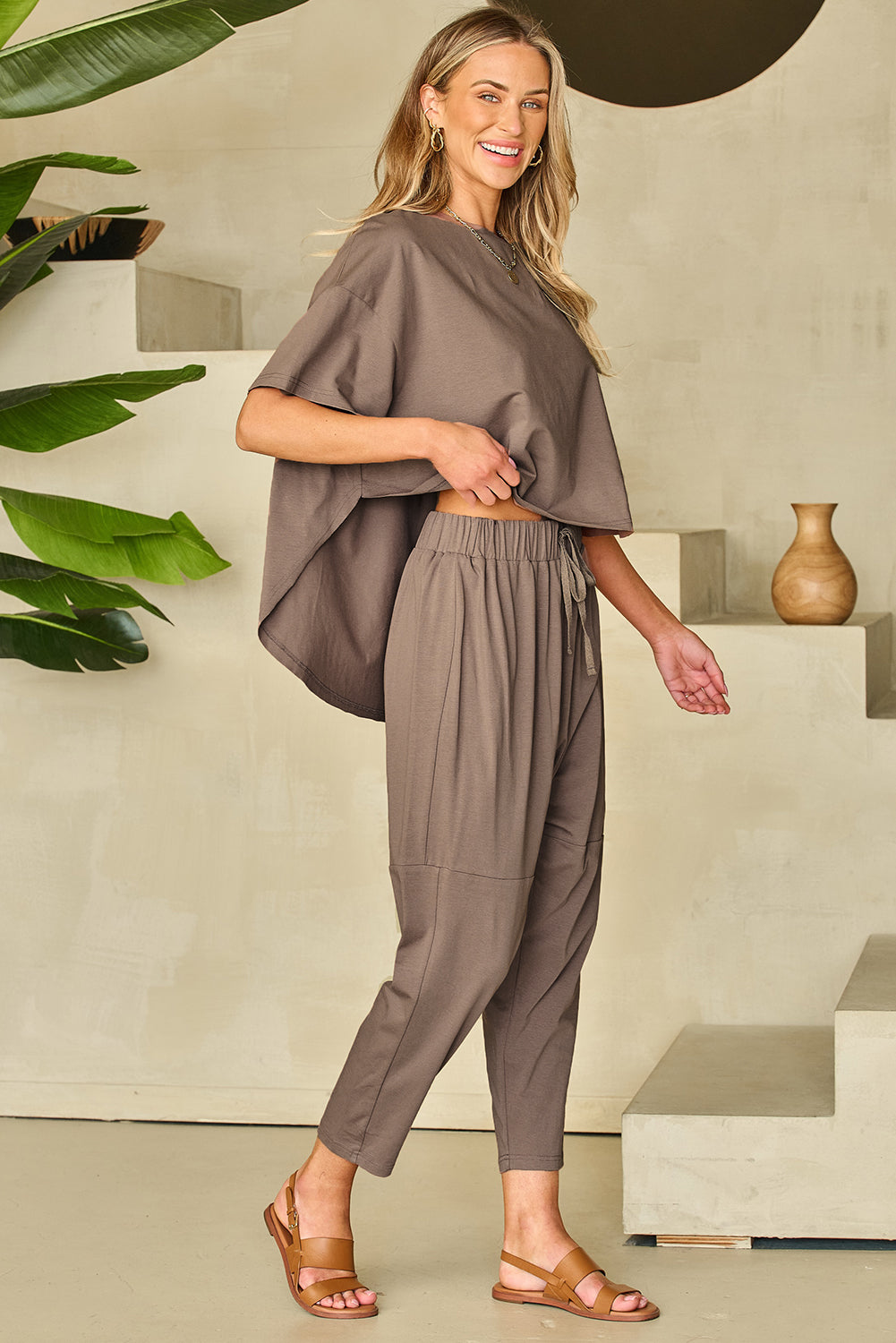 Conjunto de camiseta y pantalón corto de corte alto y bajo Simply Taupe