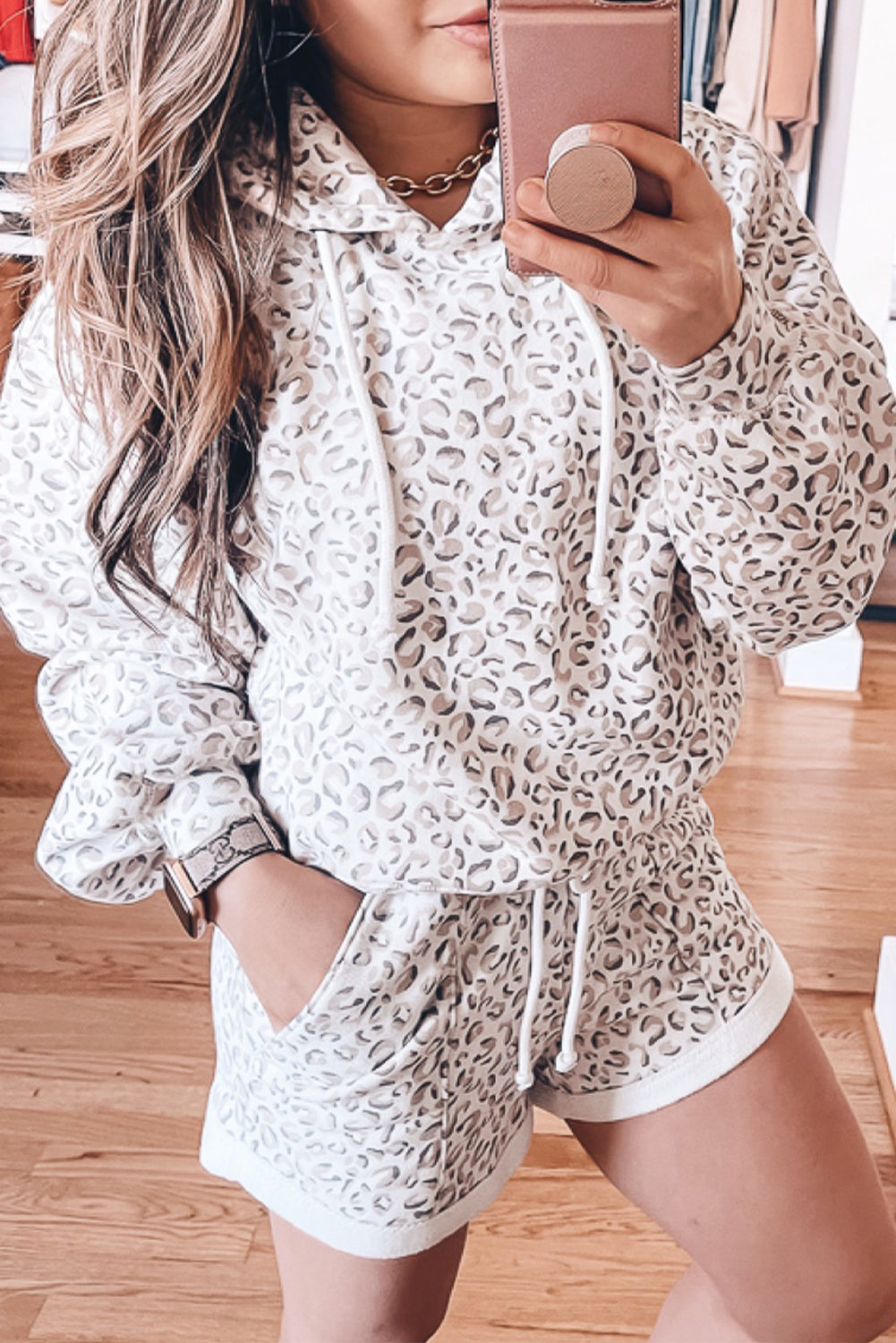 Conjunto de sudadera y pantalones cortos con estampado de leopardo clásico blanco