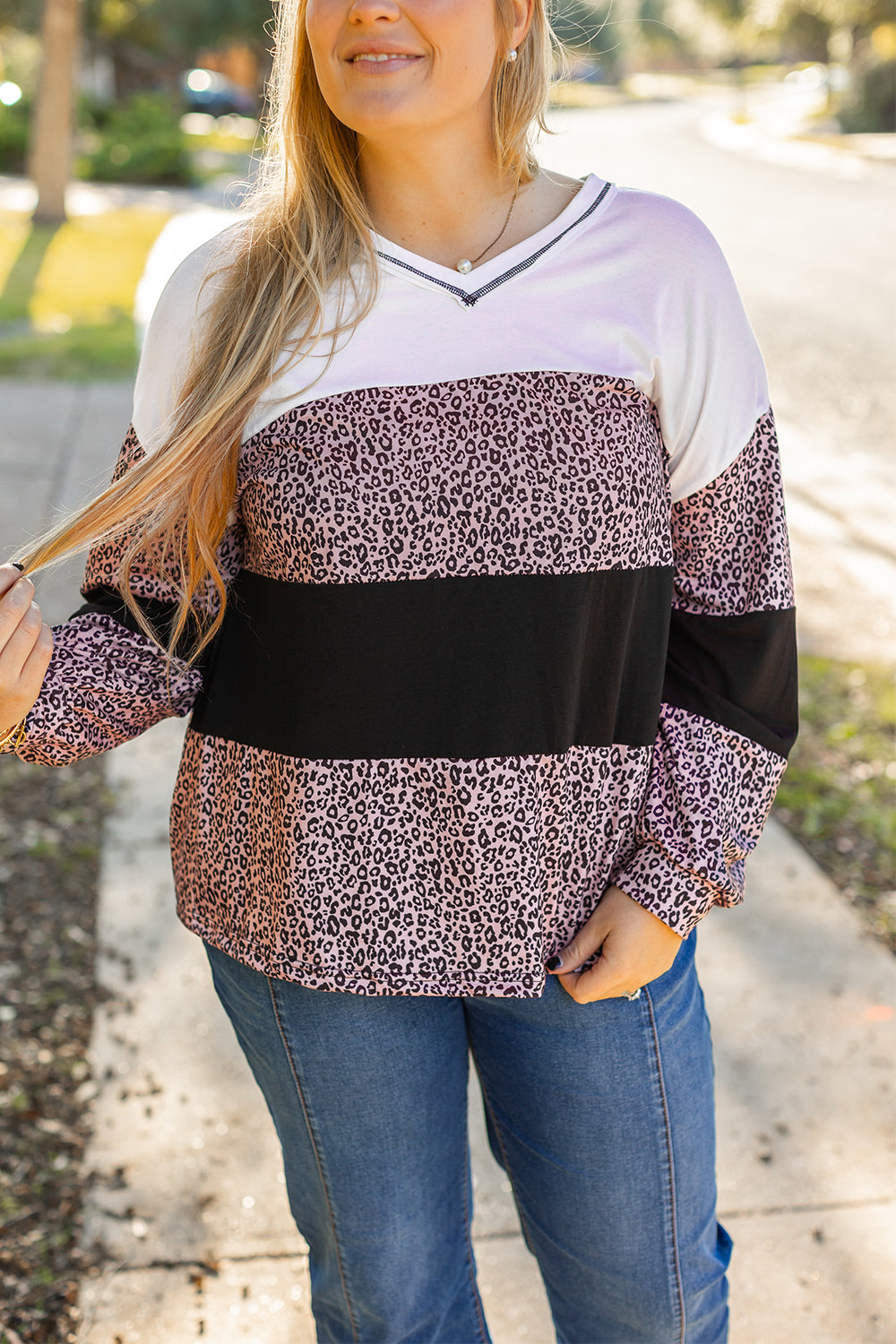 Blusa de talla grande con escote en V, manga larga y estampado de leopardo en negro