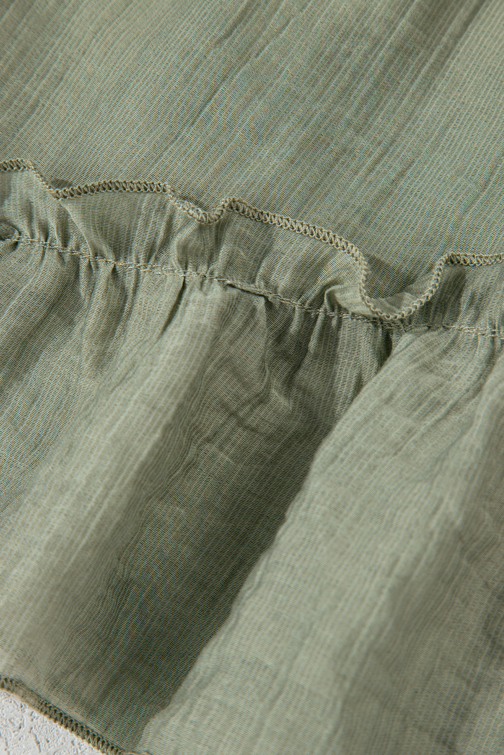 Pantalones cortos con dobladillo con volantes y cintura anudada con textura verde laurel